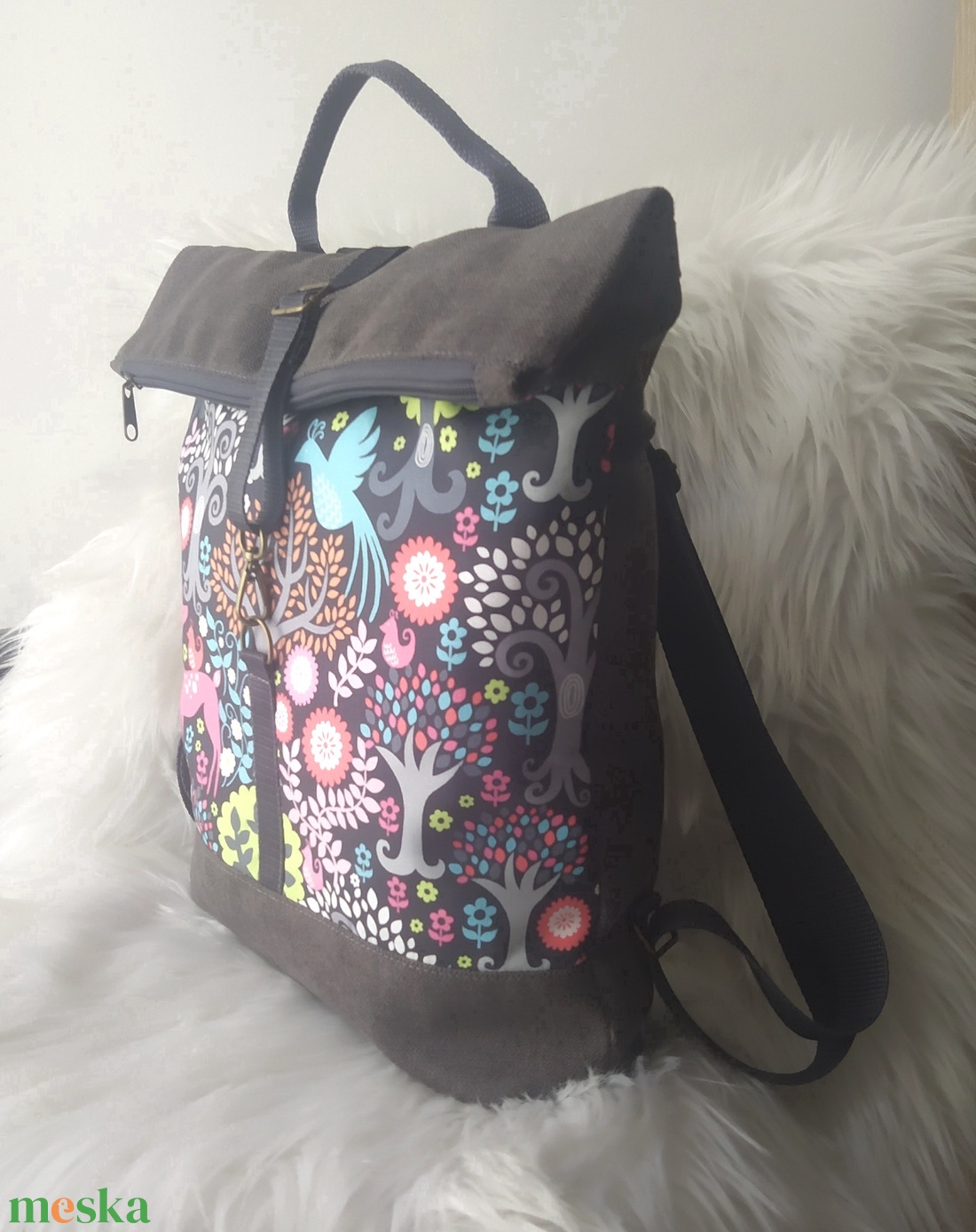 Szürke rolltop hátizsák elején varázserdő mintával - táska & tok - hátizsák - roll top hátizsák - Meska.hu Szürke rolltop hátizsák elején varázserdő mintával - táska & tok - hátizsák - roll top hátizsák - Meska.hu