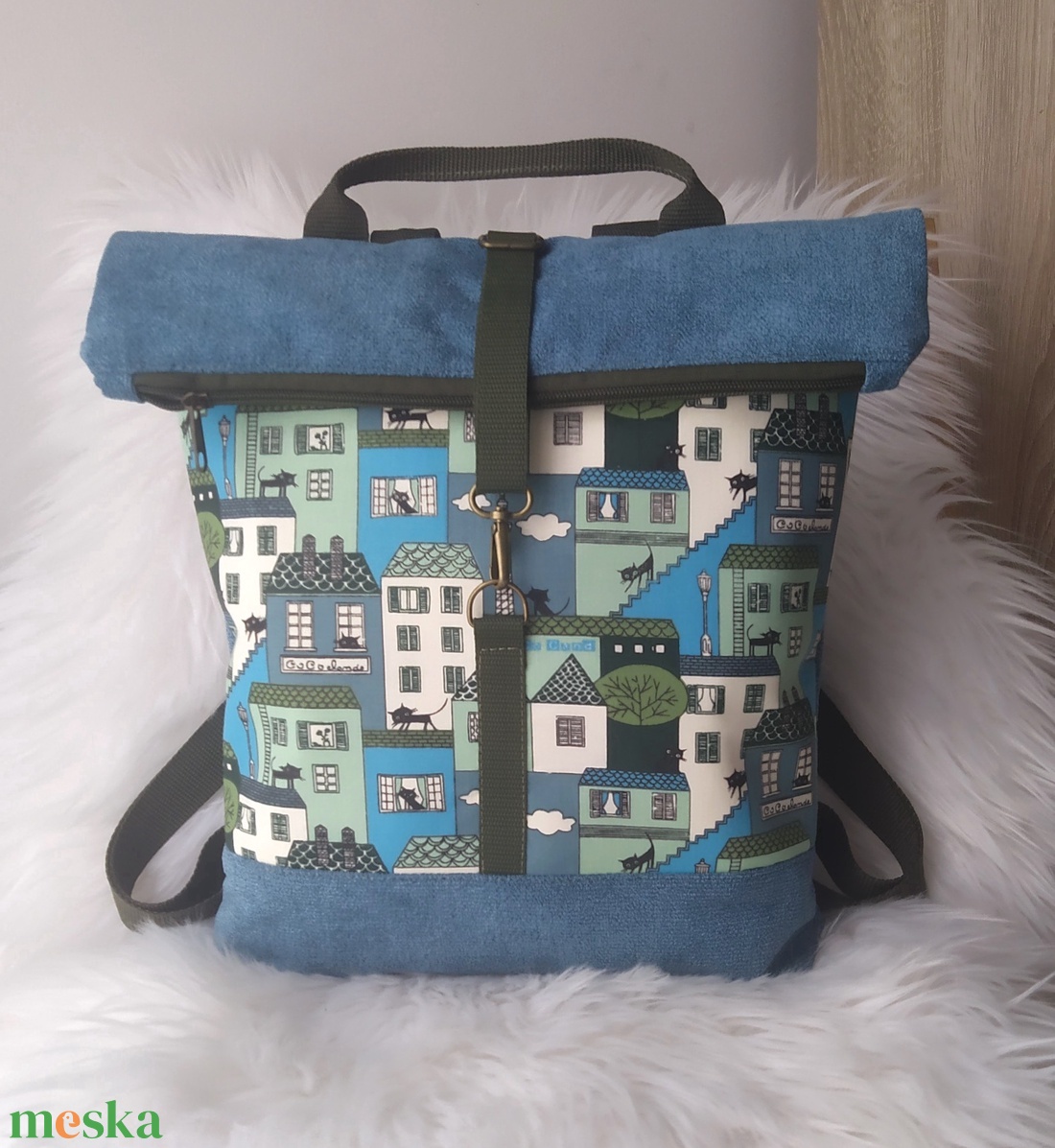 Kék rolltop hátizsák elején házikó mintával - táska & tok - hátizsák - roll top hátizsák - Meska.hu Kék rolltop hátizsák elején házikó mintával - táska & tok - hátizsák - roll top hátizsák - Meska.hu