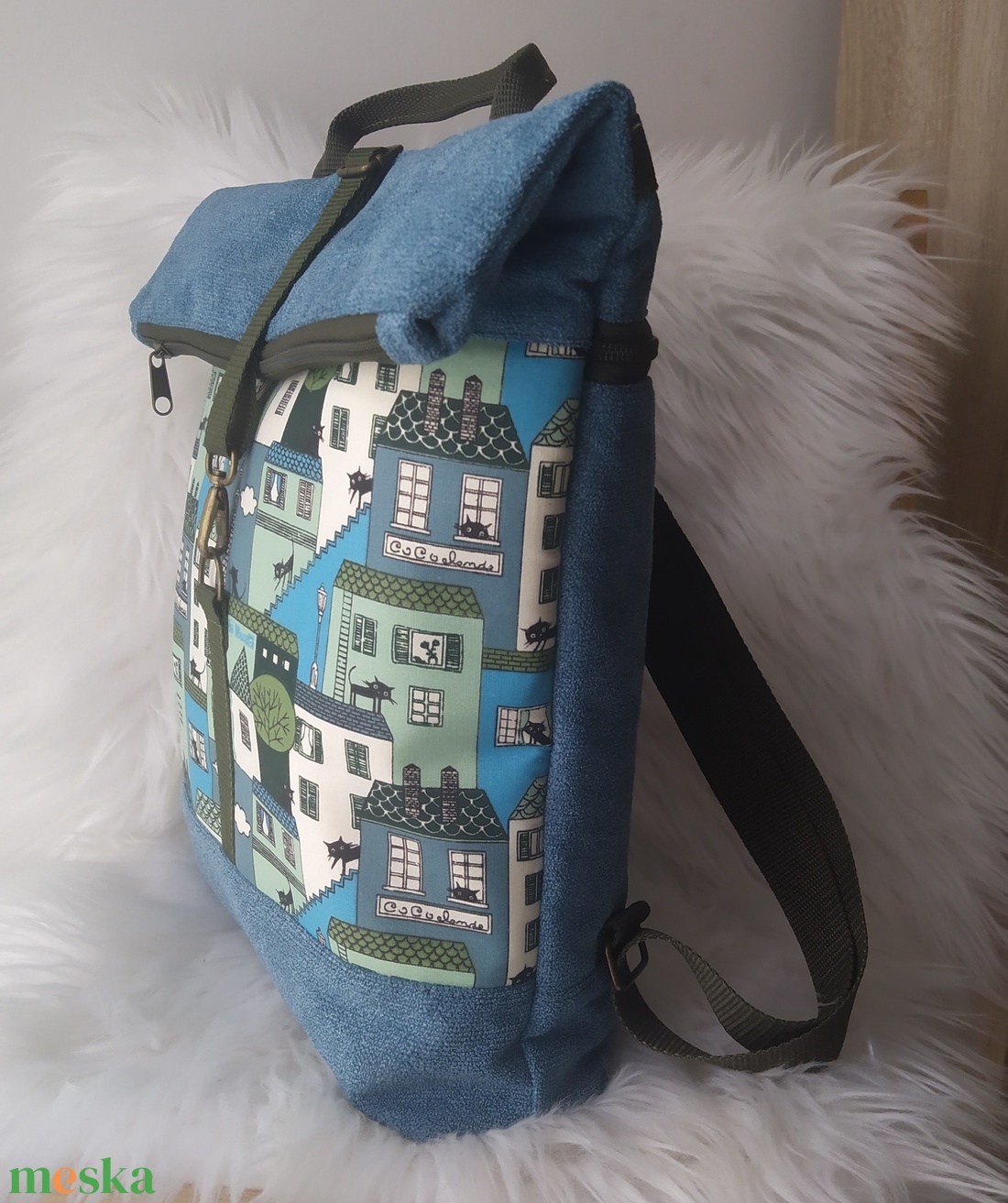 Kék rolltop hátizsák elején házikó mintával - táska & tok - hátizsák - roll top hátizsák - Meska.hu Kék rolltop hátizsák elején házikó mintával - táska & tok - hátizsák - roll top hátizsák - Meska.hu