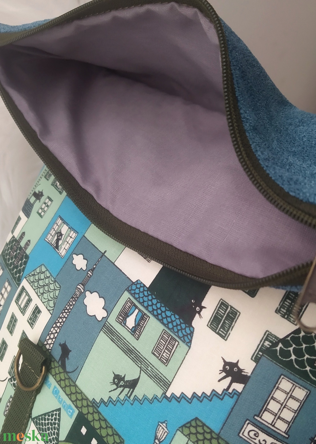 Kék rolltop hátizsák elején házikó mintával - táska & tok - hátizsák - roll top hátizsák - Meska.hu Kék rolltop hátizsák elején házikó mintával - táska & tok - hátizsák - roll top hátizsák - Meska.hu