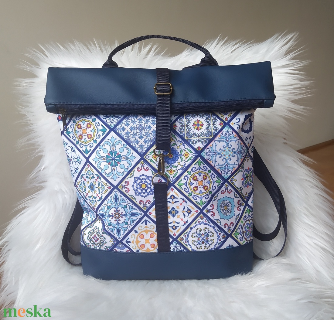 Kék műbőr rolltop hátizsák elején kék-fehér csempe mintával - táska & tok - hátizsák - roll top hátizsák - Meska.hu Kék műbőr rolltop hátizsák elején kék-fehér csempe mintával - táska & tok - hátizsák - roll top hátizsák - Meska.hu