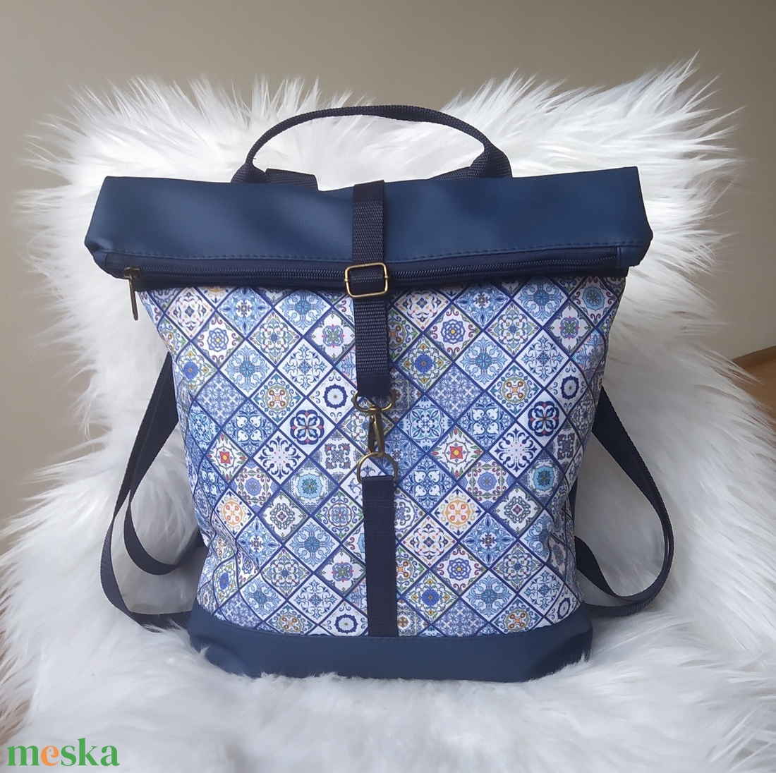 Kék műbőr rolltop hátizsák elején kék-fehér csempe mintával - táska & tok - hátizsák - roll top hátizsák - Meska.hu Kék műbőr rolltop hátizsák elején kék-fehér csempe mintával - táska & tok - hátizsák - roll top hátizsák - Meska.hu