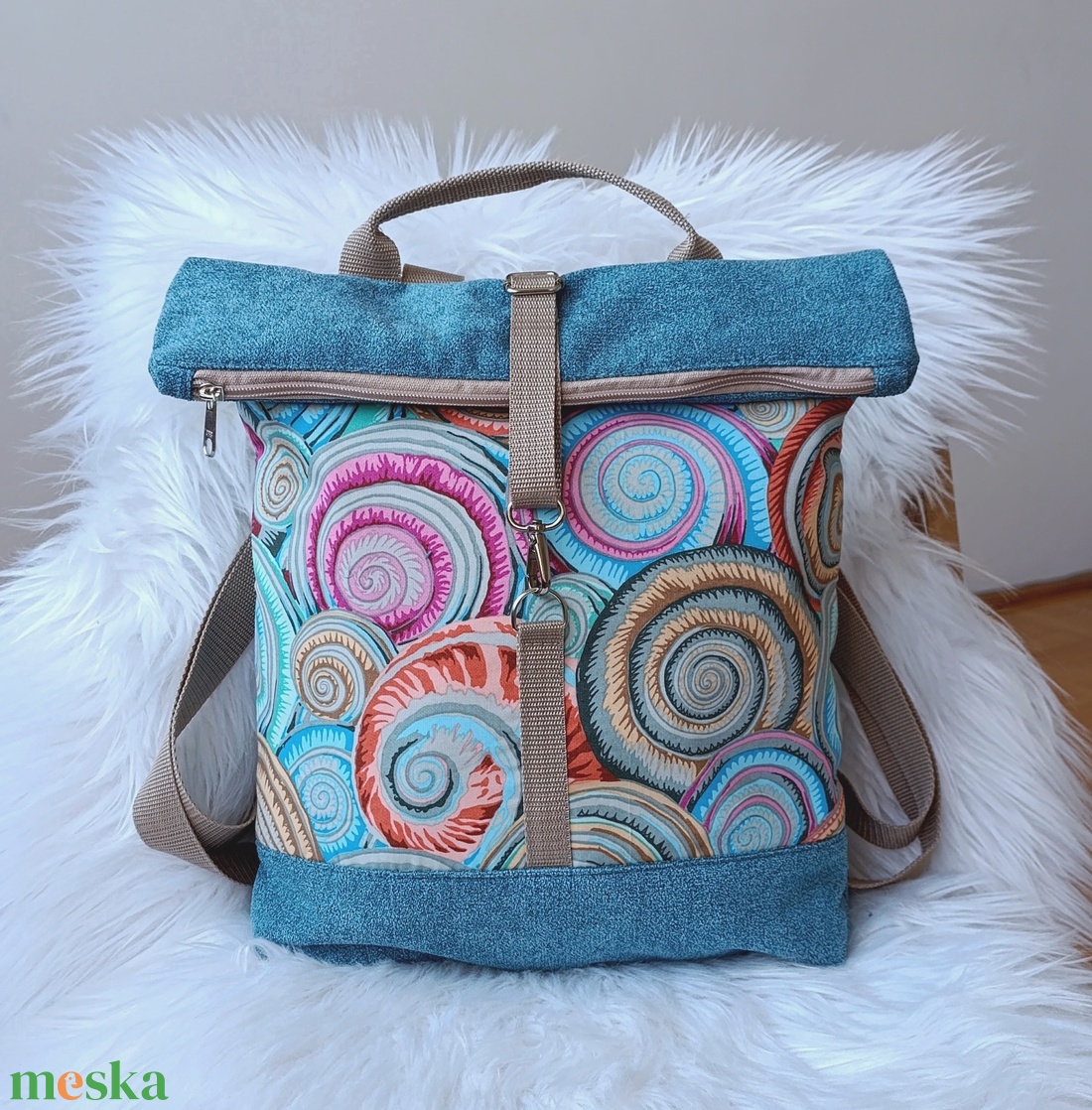 Kék rolltop hátizsák elején csigaház mintával - táska & tok - hátizsák - roll top hátizsák - Meska.hu