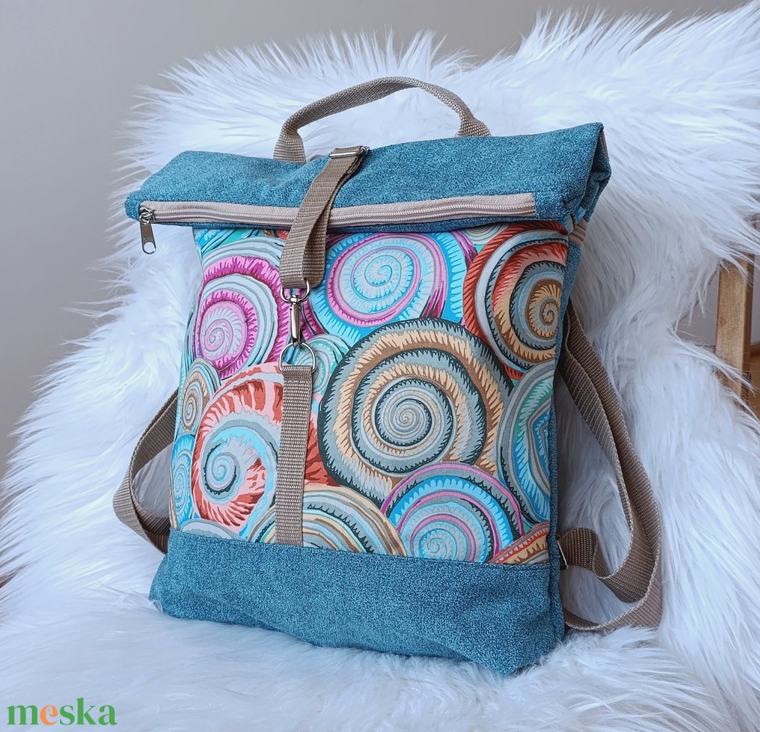Kék rolltop hátizsák elején csigaház mintával - táska & tok - hátizsák - roll top hátizsák - Meska.hu