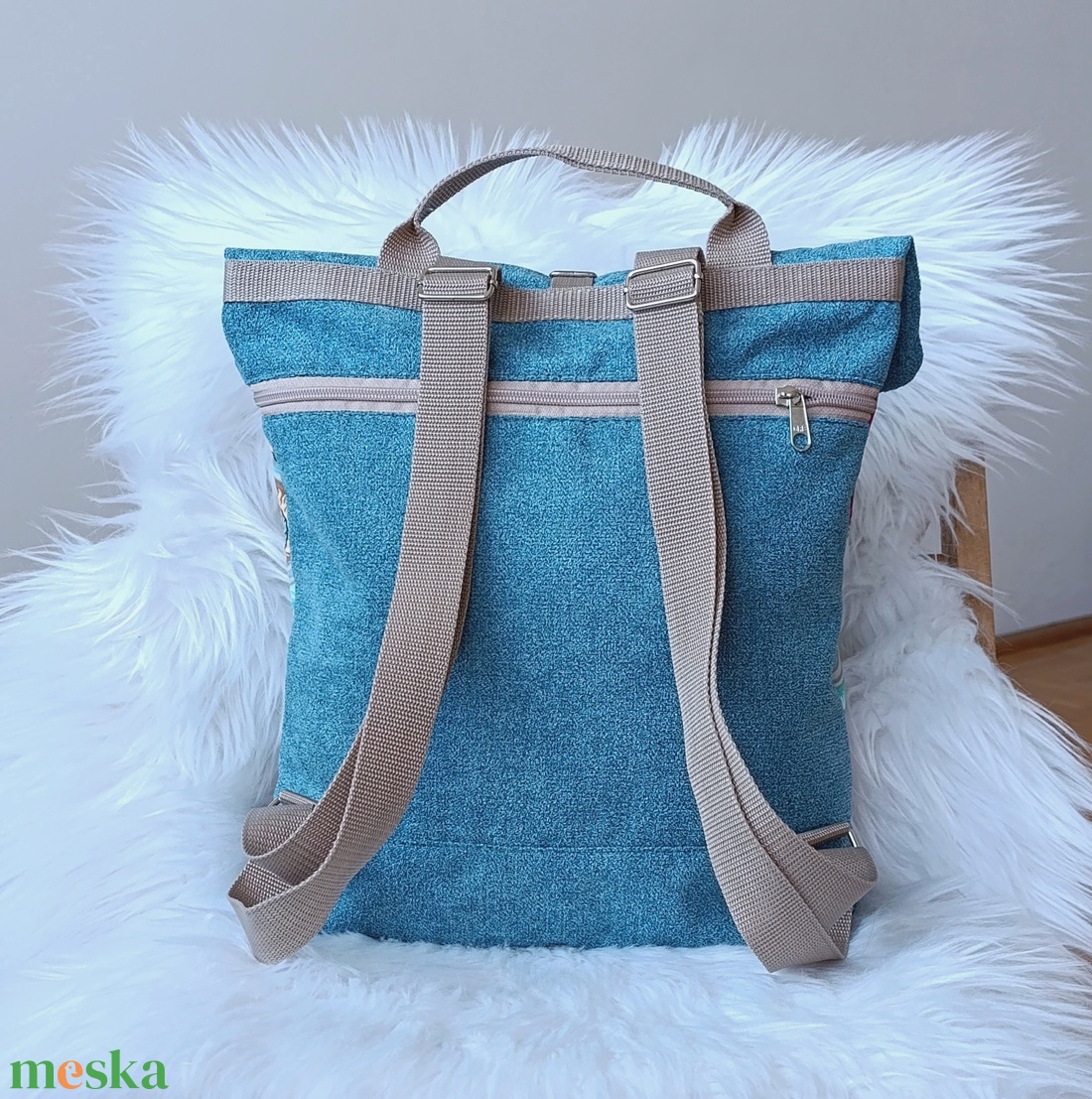 Kék rolltop hátizsák elején csigaház mintával - táska & tok - hátizsák - roll top hátizsák - Meska.hu