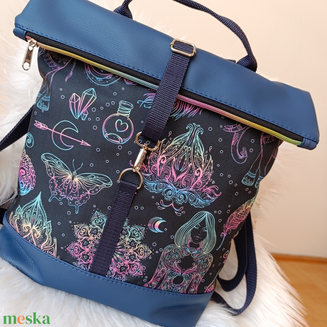 Kék műbőr rolltop hátizsák elején jóga témájú mintával - táska & tok - hátizsák - roll top hátizsák - Meska.hu Kék műbőr rolltop hátizsák elején jóga témájú mintával - táska & tok - hátizsák - roll top hátizsák - Meska.hu