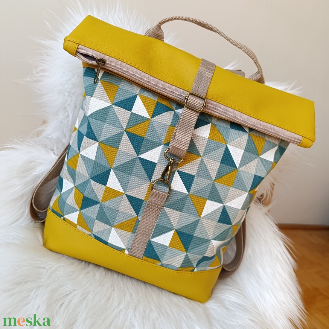 Rolltop hátizsák elején háromszög mintával - táska & tok - hátizsák - roll top hátizsák - Meska.hu Rolltop hátizsák elején háromszög mintával - táska & tok - hátizsák - roll top hátizsák - Meska.hu