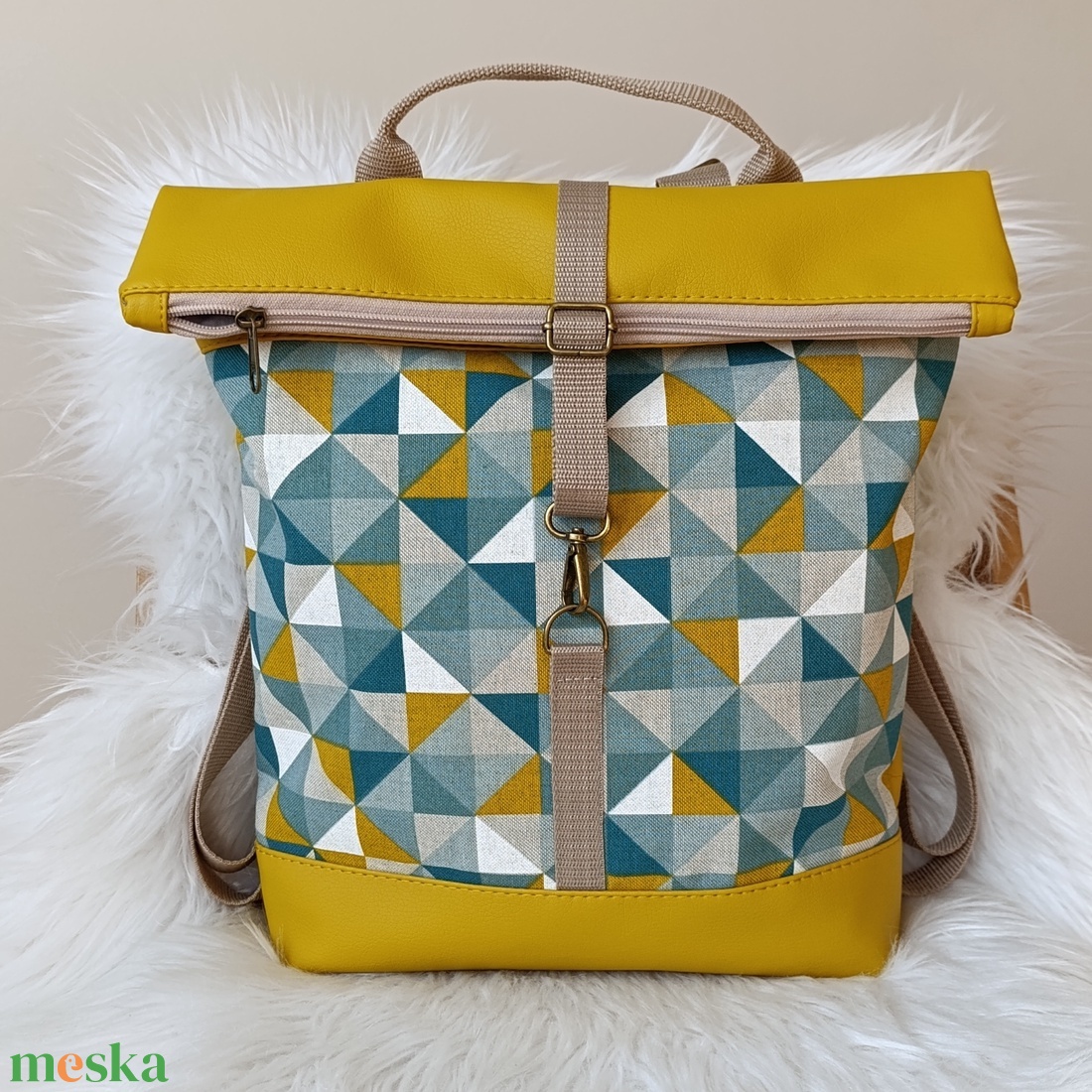 Rolltop hátizsák elején háromszög mintával - táska & tok - hátizsák - roll top hátizsák - Meska.hu Rolltop hátizsák elején háromszög mintával - táska & tok - hátizsák - roll top hátizsák - Meska.hu