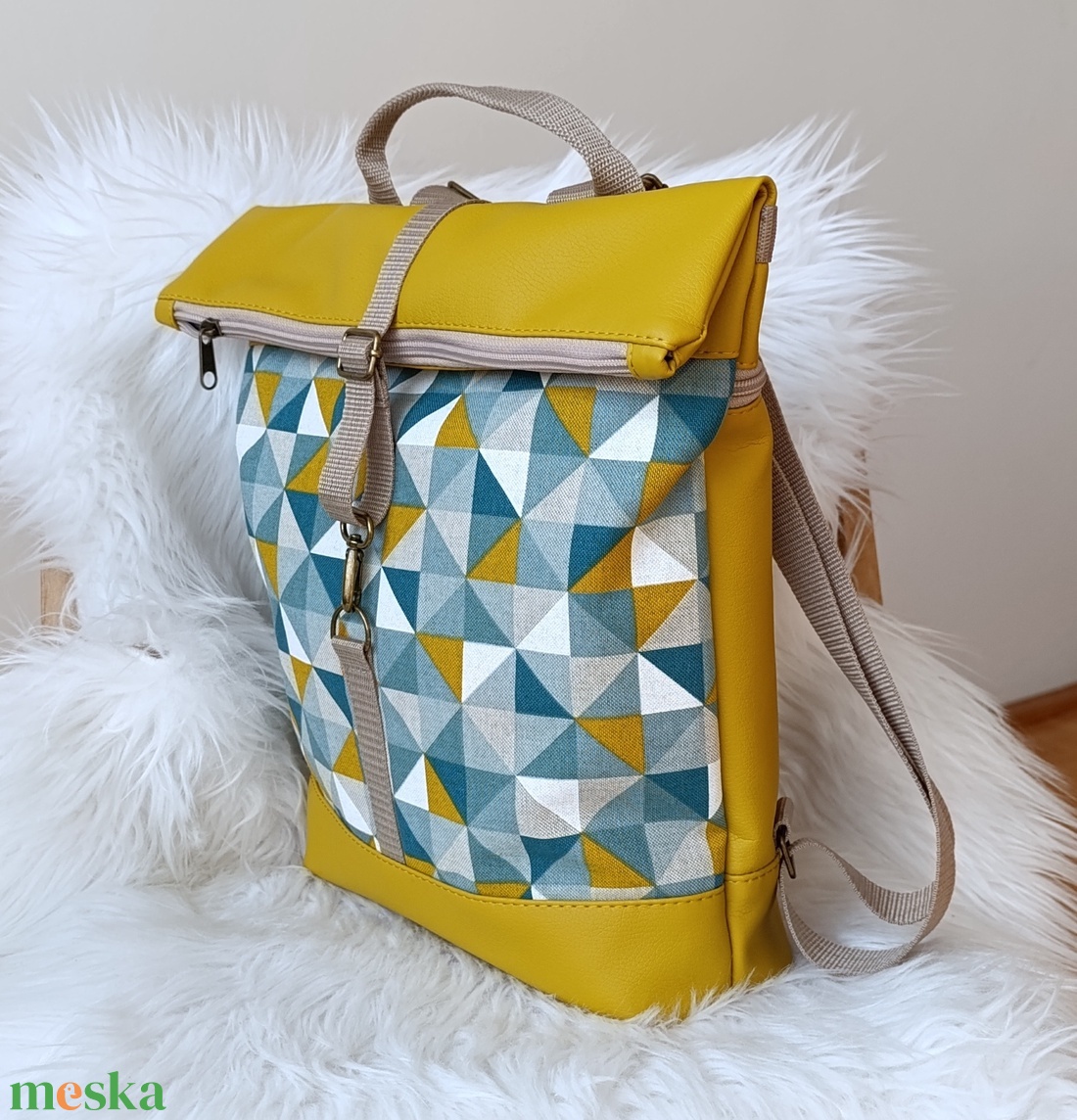Rolltop hátizsák elején háromszög mintával - táska & tok - hátizsák - roll top hátizsák - Meska.hu Rolltop hátizsák elején háromszög mintával - táska & tok - hátizsák - roll top hátizsák - Meska.hu