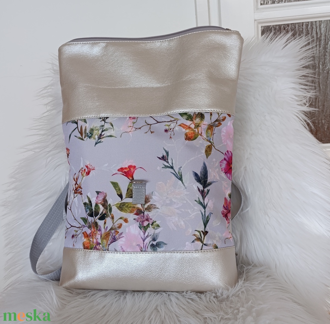 Fekete műbőr rolltop hátizsák elején róka mintával - táska & tok - hátizsák - roll top hátizsák - Meska.hu