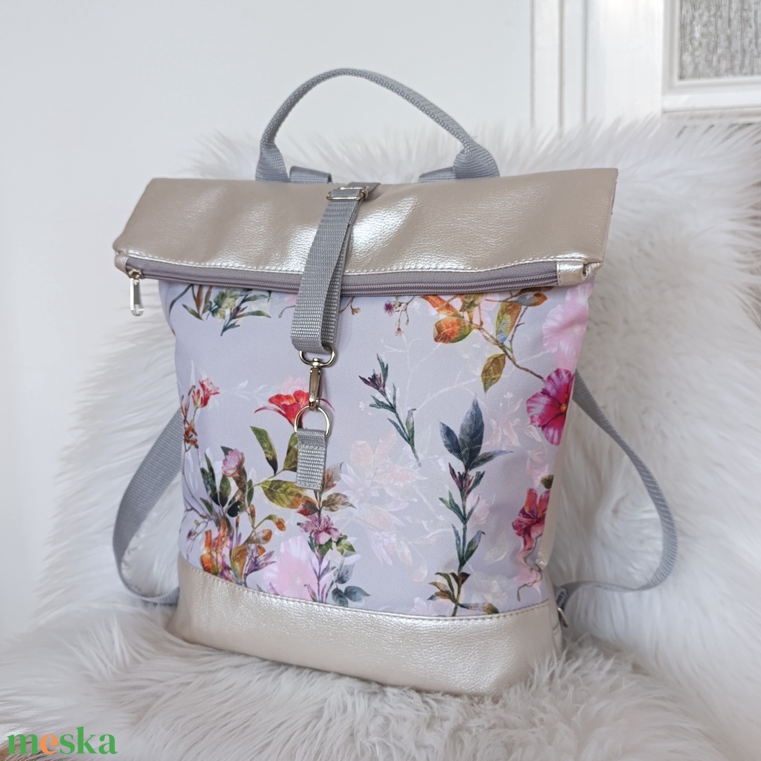 Fekete műbőr rolltop hátizsák elején róka mintával - táska & tok - hátizsák - roll top hátizsák - Meska.hu