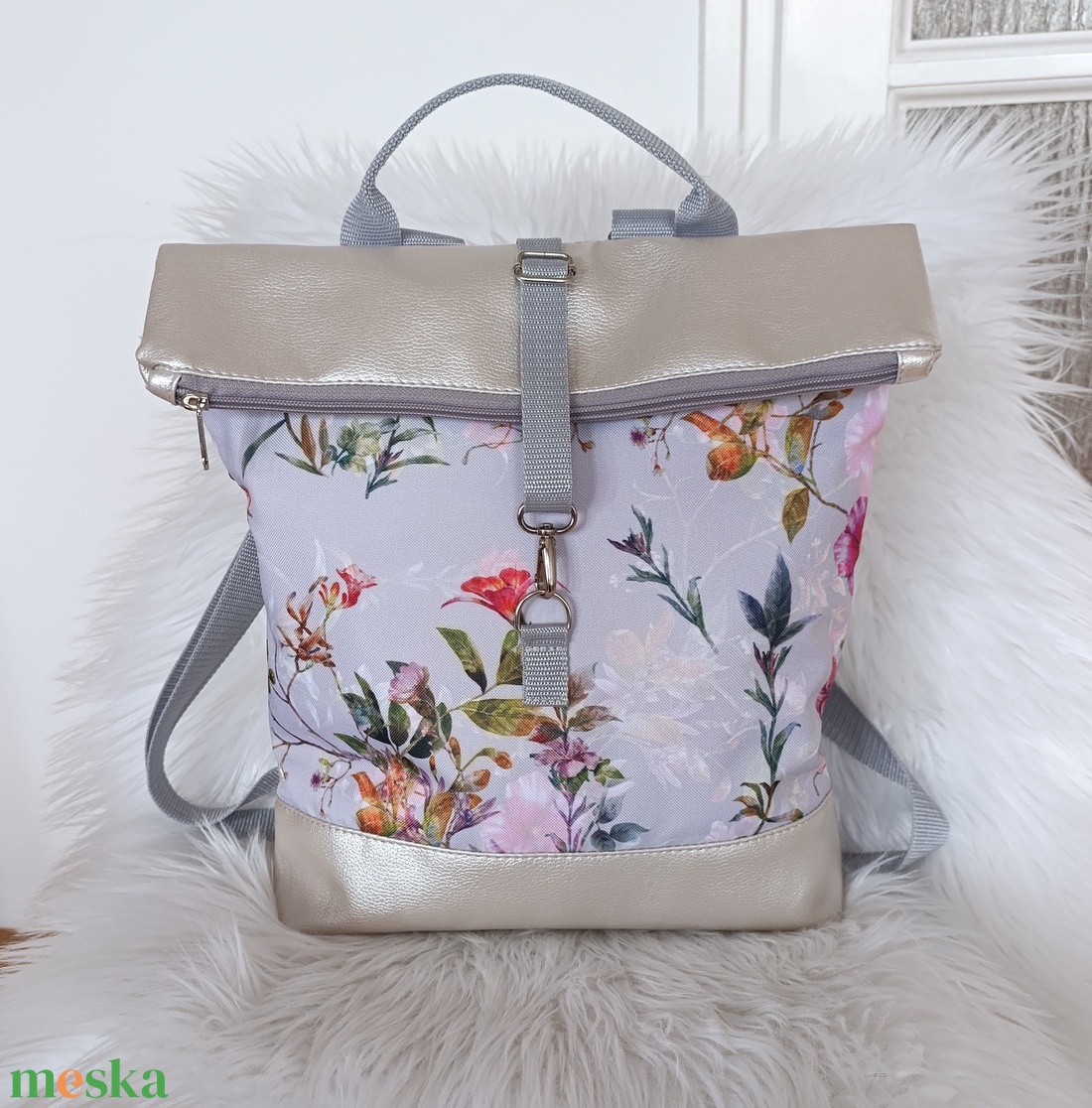 Fekete műbőr rolltop hátizsák elején róka mintával - táska & tok - hátizsák - roll top hátizsák - Meska.hu