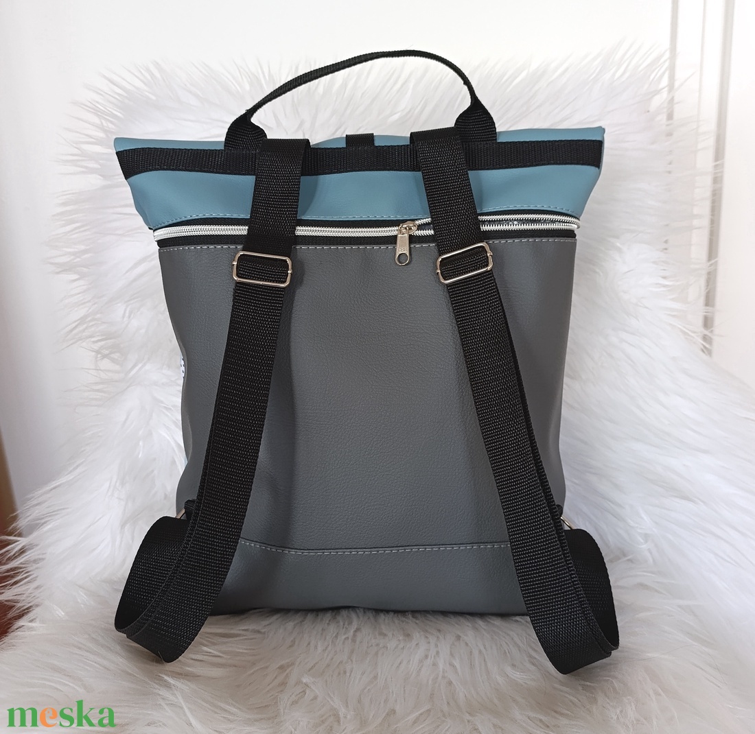 Kék-szürke műbőr rolltop hátizsák elején háromszög mintával - táska & tok - hátizsák - roll top hátizsák - Meska.hu