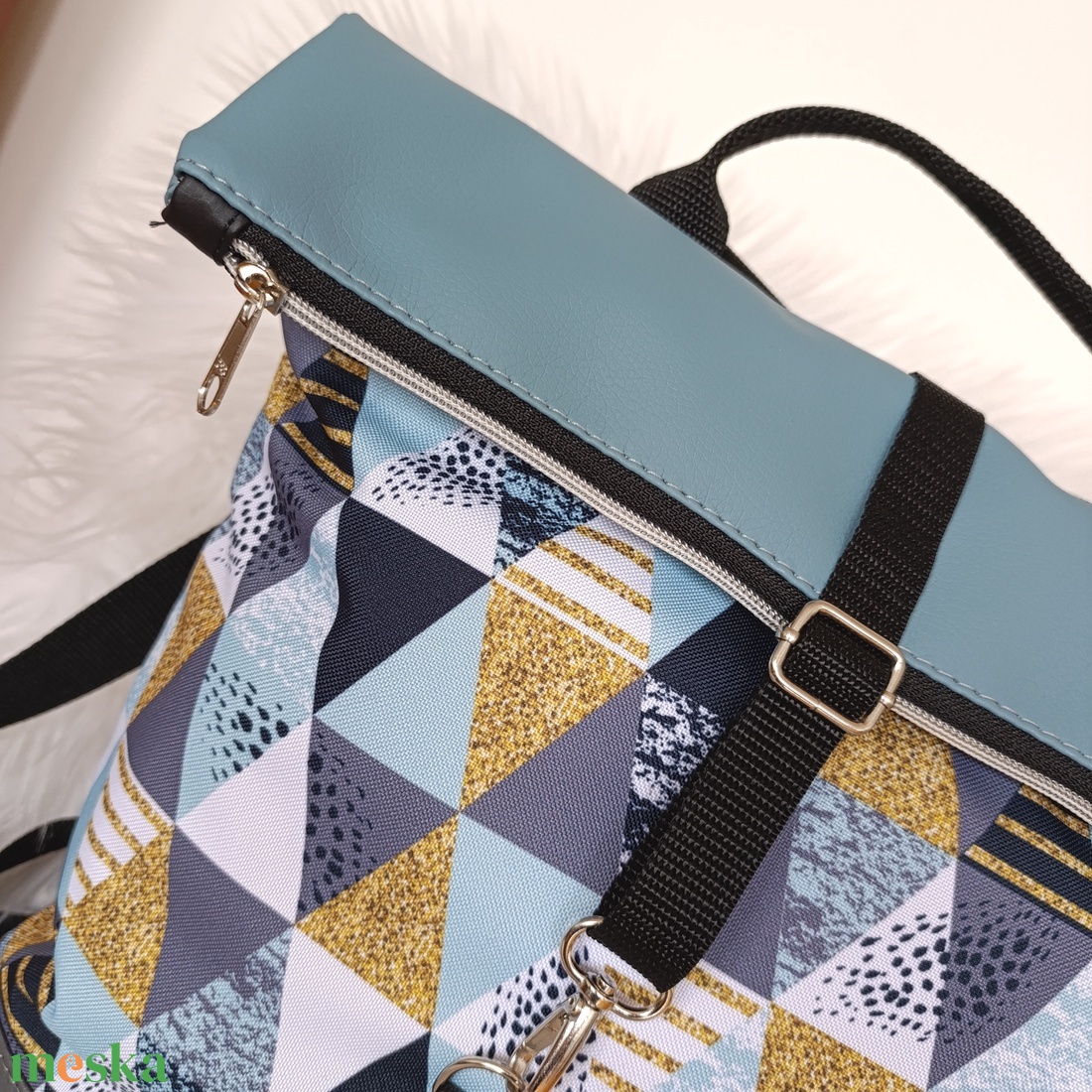 Kék-szürke műbőr rolltop hátizsák elején háromszög mintával - táska & tok - hátizsák - roll top hátizsák - Meska.hu