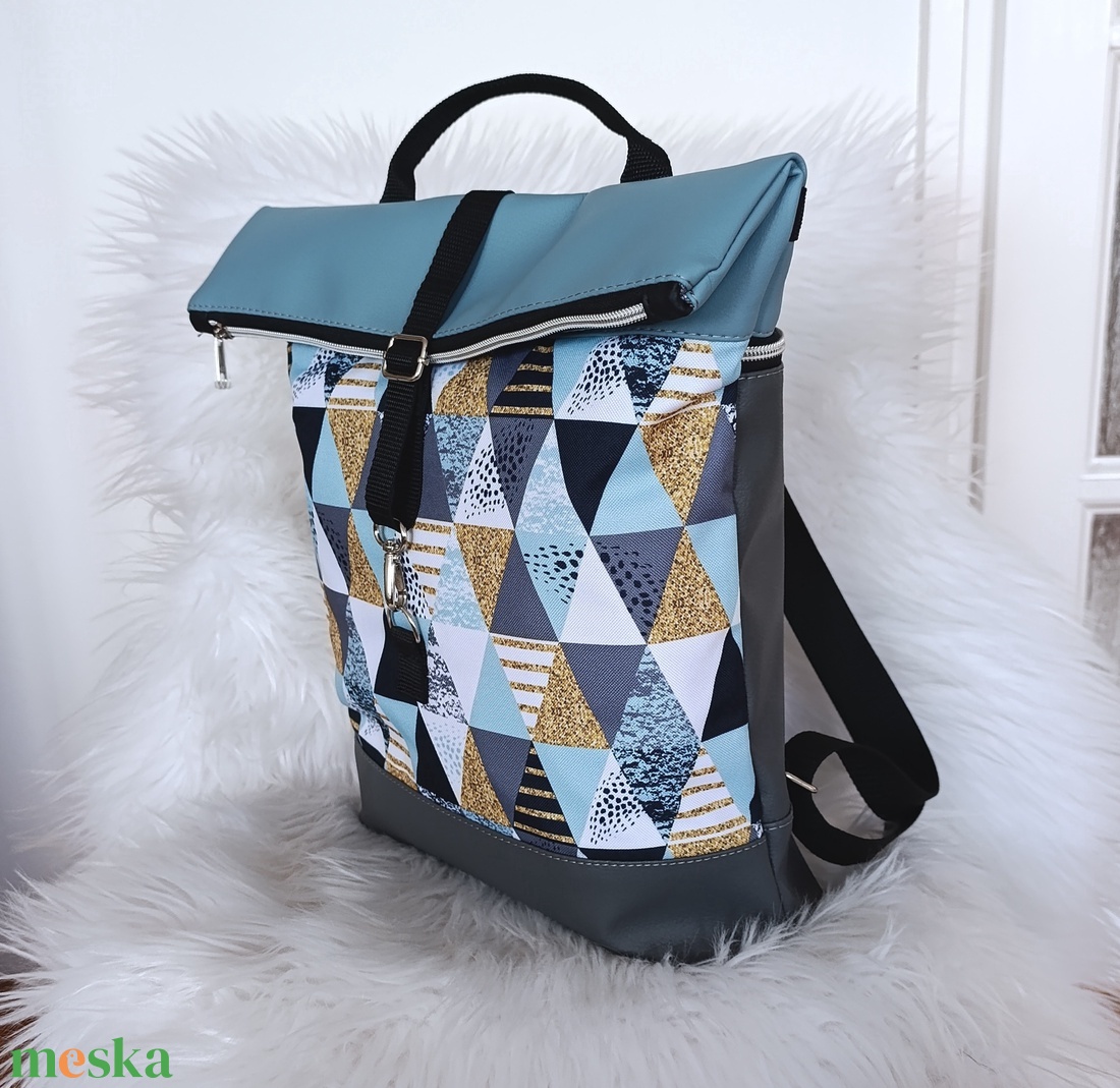Kék-szürke műbőr rolltop hátizsák elején háromszög mintával - táska & tok - hátizsák - roll top hátizsák - Meska.hu