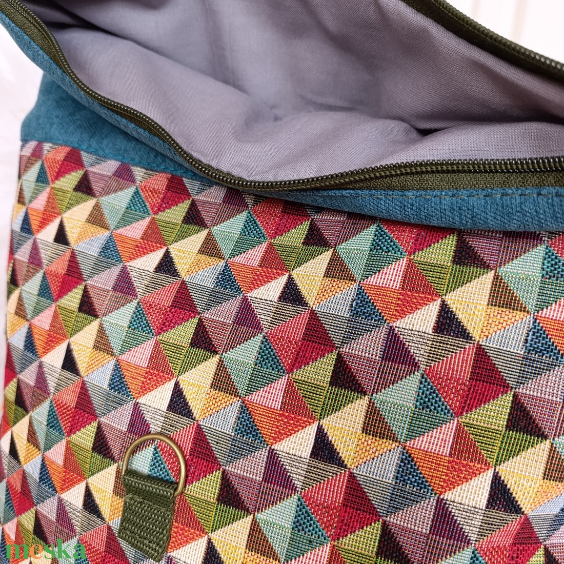 Kék rolltop hátizsák elején háromszög mintával - táska & tok - hátizsák - roll top hátizsák - Meska.hu