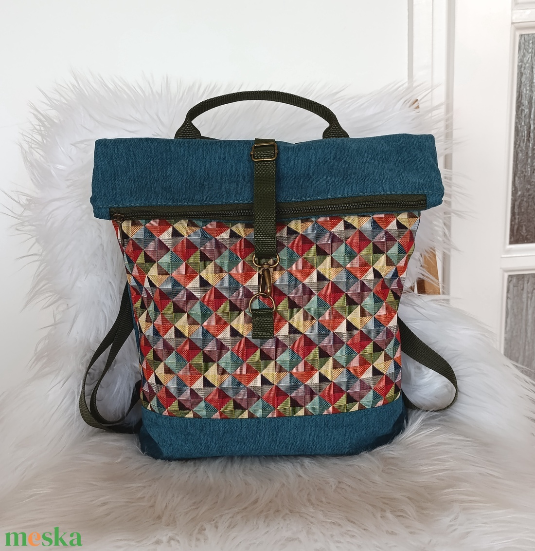 Kék rolltop hátizsák elején háromszög mintával - táska & tok - hátizsák - roll top hátizsák - Meska.hu