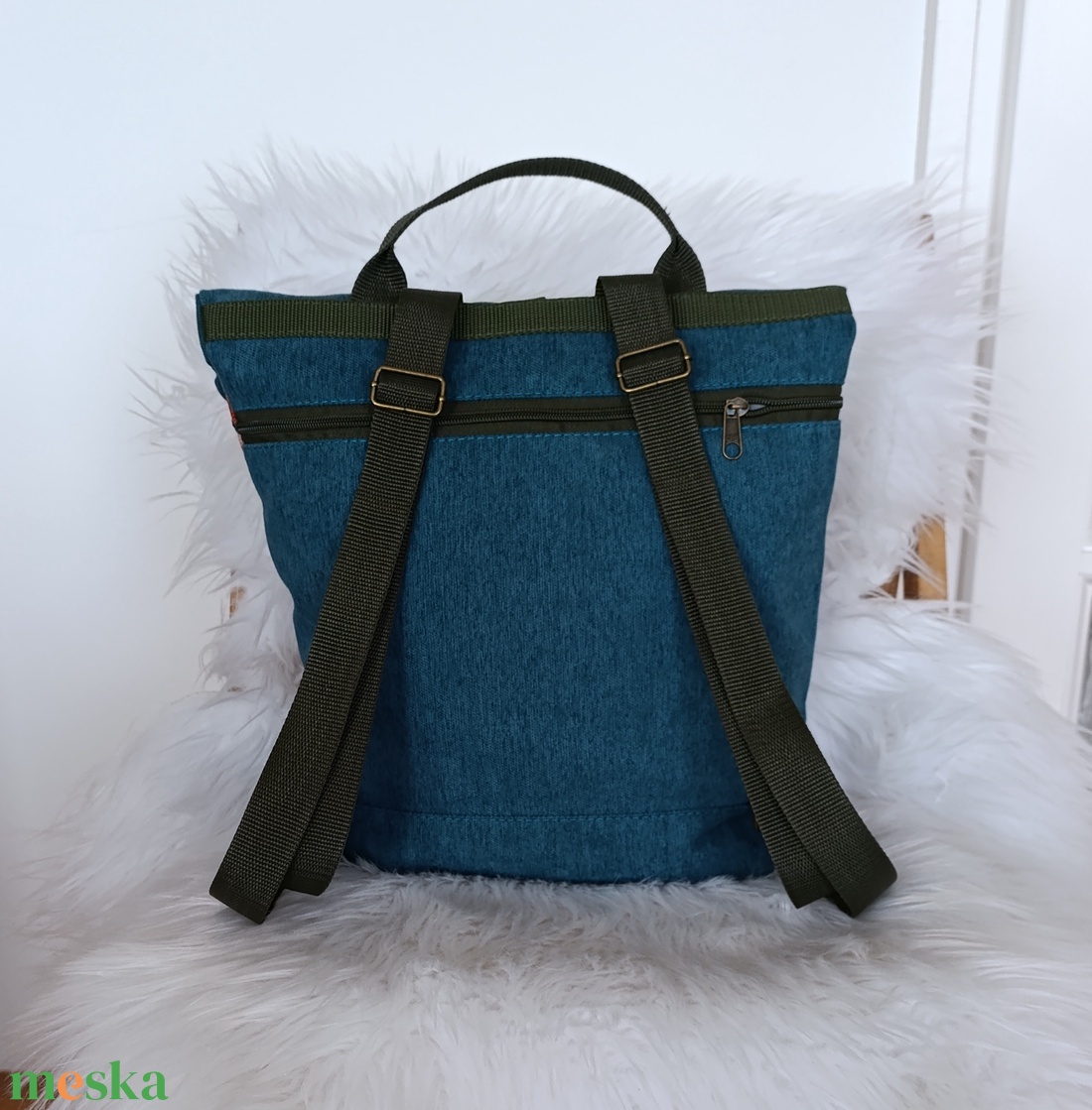 Kék rolltop hátizsák elején háromszög mintával - táska & tok - hátizsák - roll top hátizsák - Meska.hu