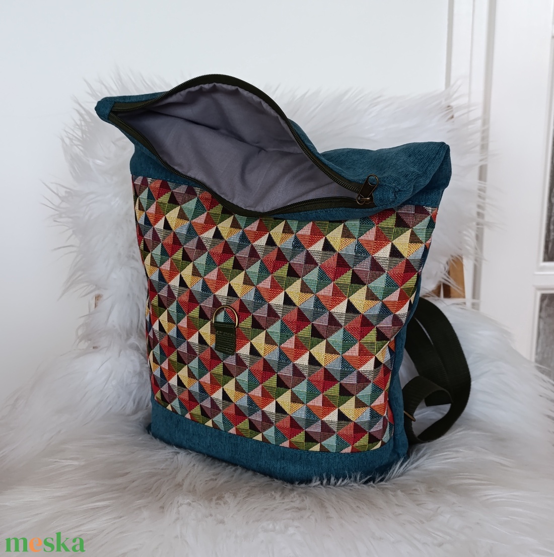 Kék rolltop hátizsák elején háromszög mintával - táska & tok - hátizsák - roll top hátizsák - Meska.hu