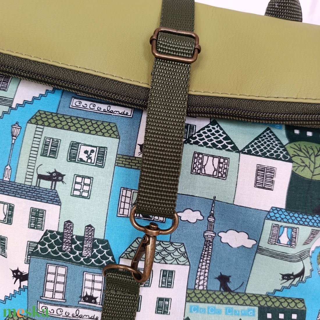 Zöld műbőr rolltop hátizsák elején háztető, cica mintával - táska & tok - hátizsák - roll top hátizsák - Meska.hu