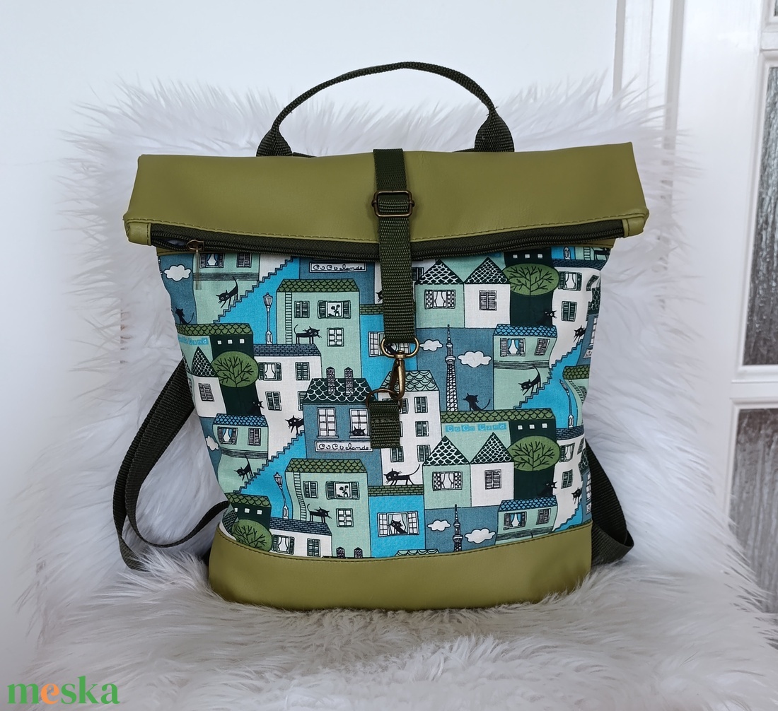 Zöld műbőr rolltop hátizsák elején háztető, cica mintával - táska & tok - hátizsák - roll top hátizsák - Meska.hu