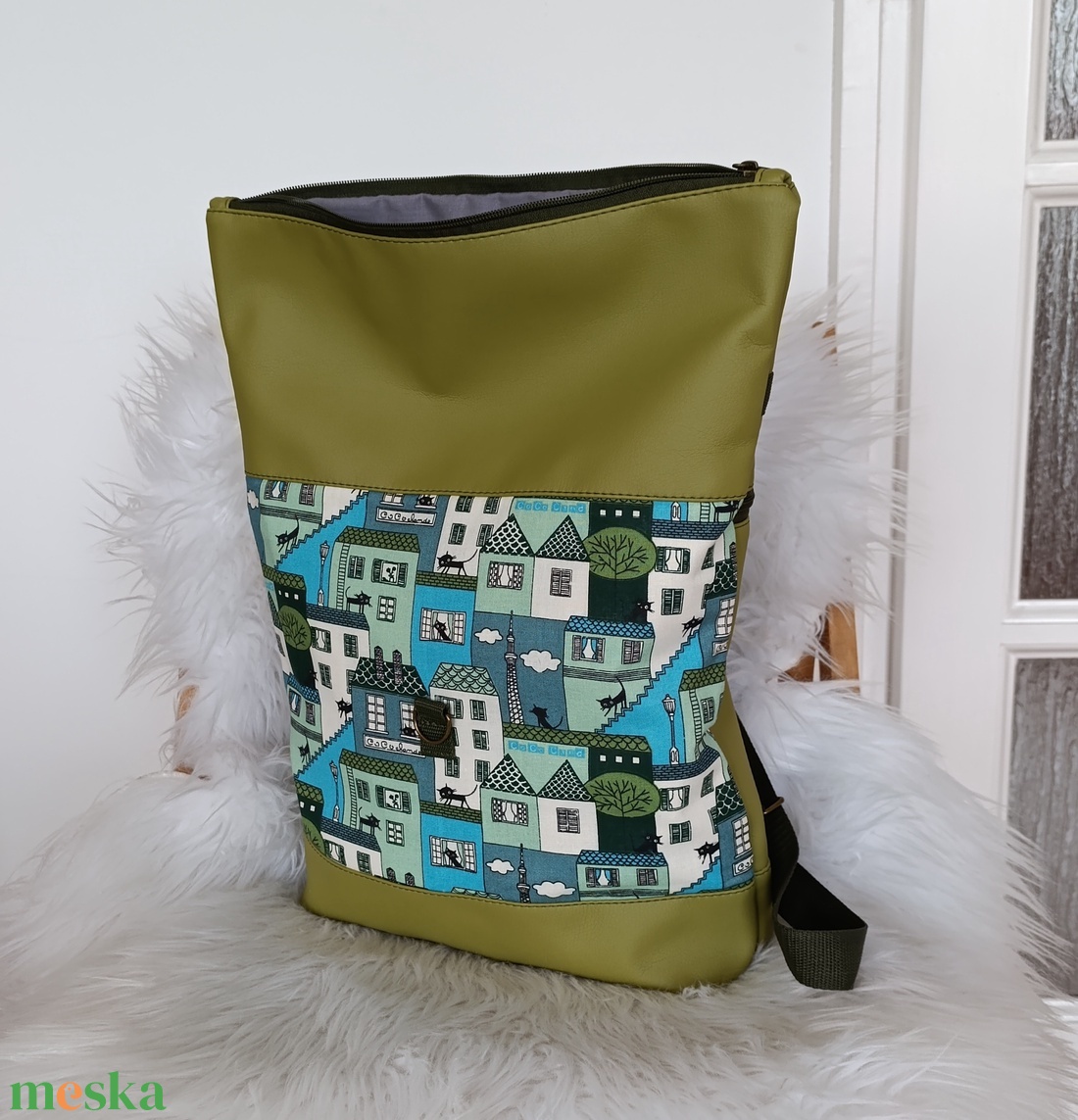 Zöld műbőr rolltop hátizsák elején háztető, cica mintával - táska & tok - hátizsák - roll top hátizsák - Meska.hu