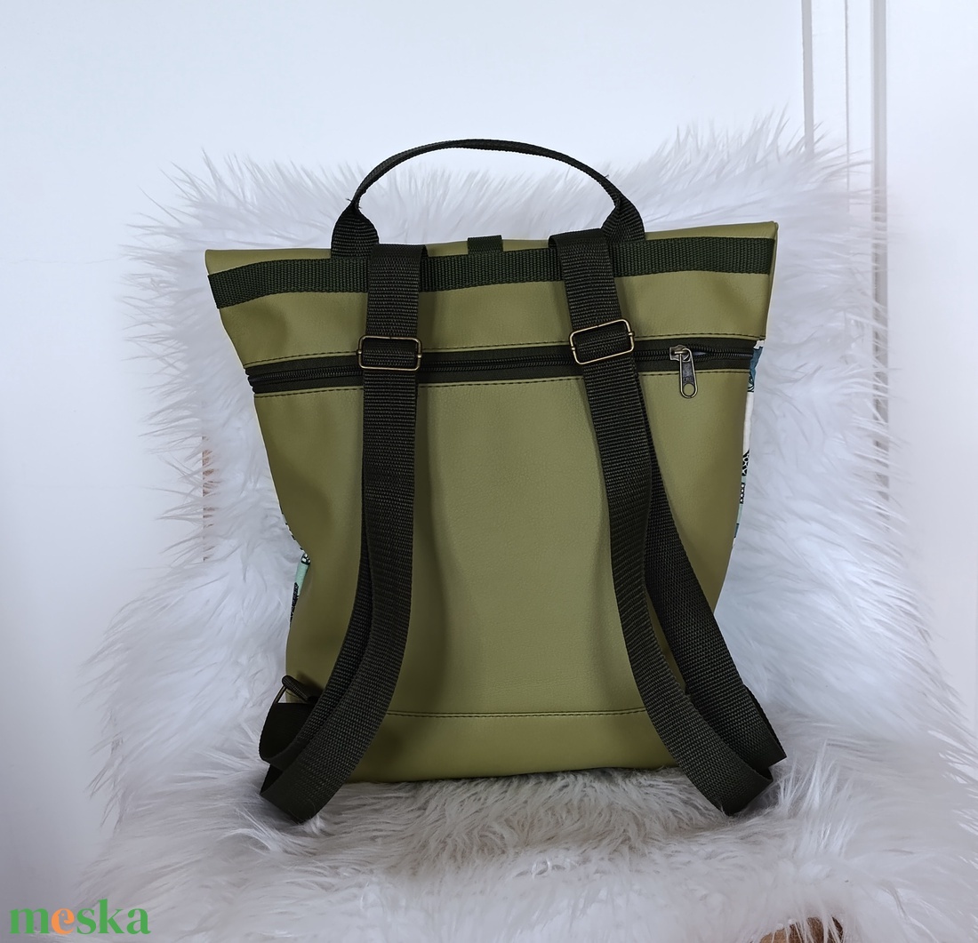 Zöld műbőr rolltop hátizsák elején háztető, cica mintával - táska & tok - hátizsák - roll top hátizsák - Meska.hu
