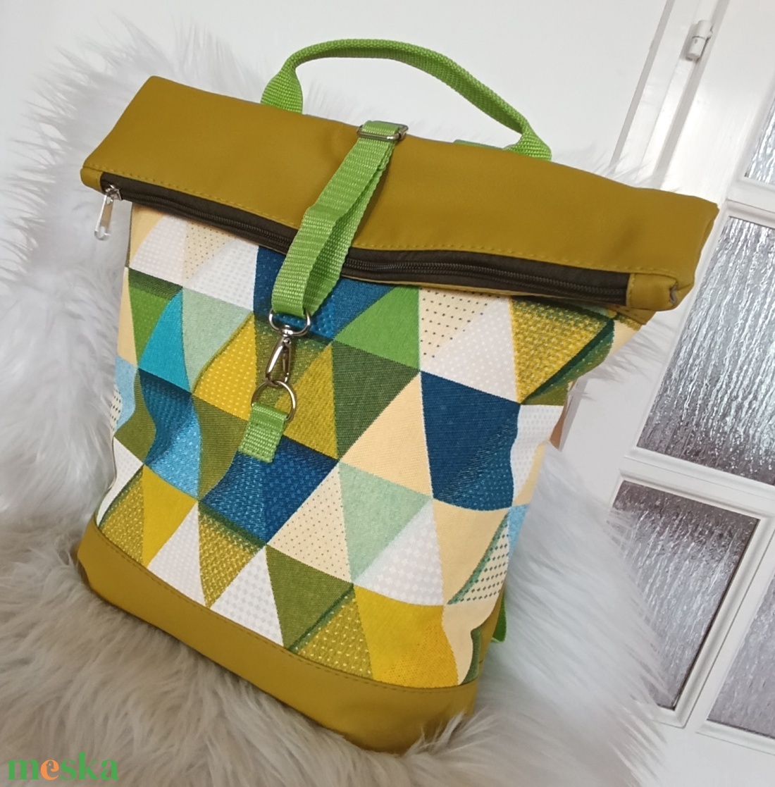 Zöld műbőr rolltop hátizsák elején háromszög mintával - táska & tok - hátizsák - roll top hátizsák - Meska.hu