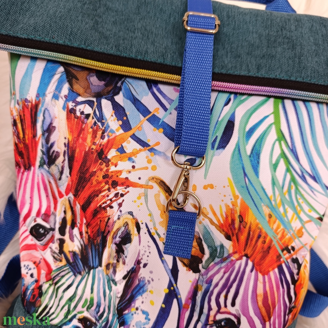 Kék rolltop hátizsák elején zsiráf mintával - táska & tok - hátizsák - roll top hátizsák - Meska.hu