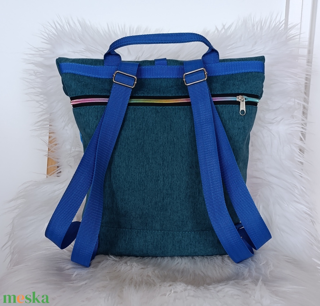 Kék rolltop hátizsák elején zsiráf mintával - táska & tok - hátizsák - roll top hátizsák - Meska.hu