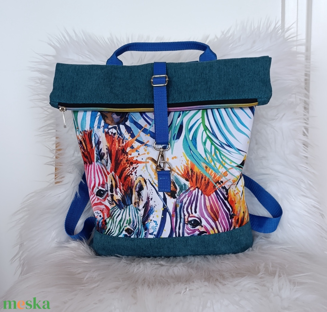 Kék rolltop hátizsák elején zsiráf mintával - táska & tok - hátizsák - roll top hátizsák - Meska.hu