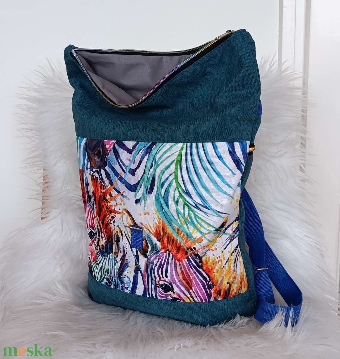 Kék rolltop hátizsák elején zsiráf mintával - táska & tok - hátizsák - roll top hátizsák - Meska.hu
