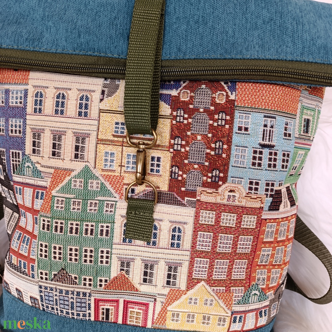 Kék rolltop hátizsák elején házikó mintával - táska & tok - hátizsák - roll top hátizsák - Meska.hu