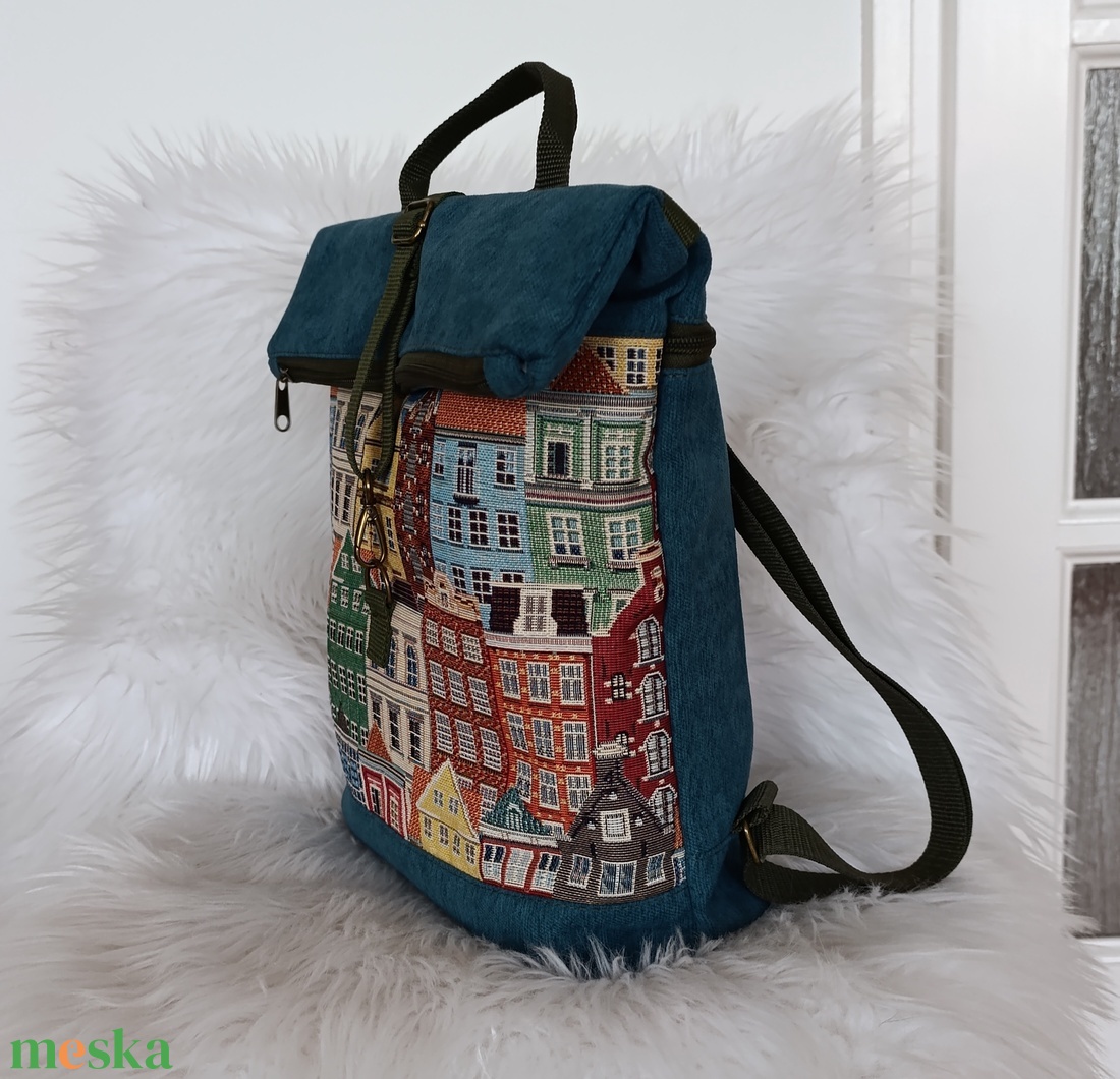Kék rolltop hátizsák elején házikó mintával - táska & tok - hátizsák - roll top hátizsák - Meska.hu