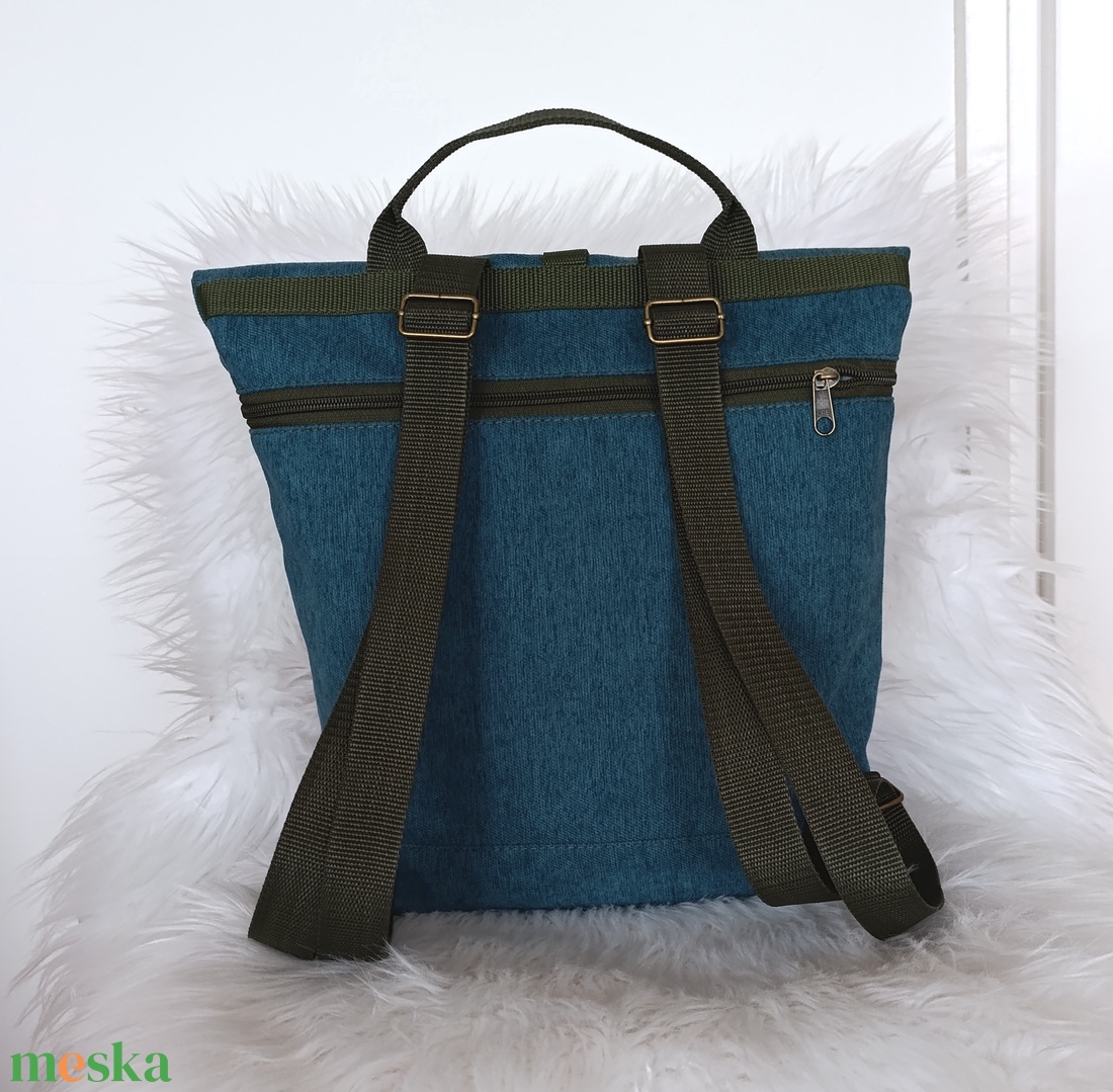 Kék rolltop hátizsák elején házikó mintával - táska & tok - hátizsák - roll top hátizsák - Meska.hu