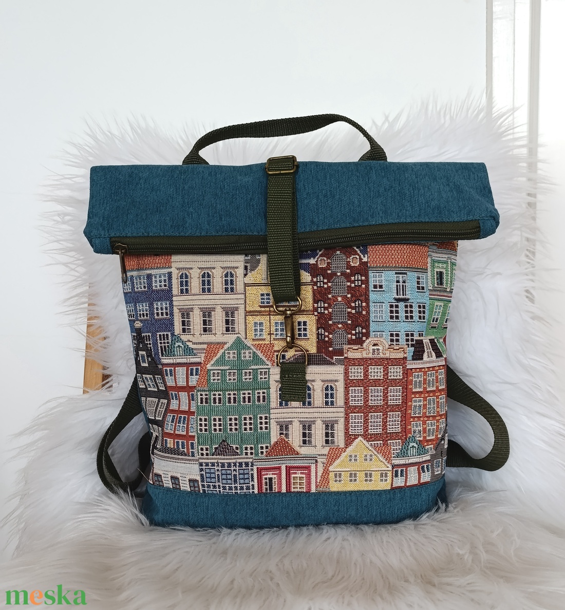 Kék rolltop hátizsák elején házikó mintával - táska & tok - hátizsák - roll top hátizsák - Meska.hu