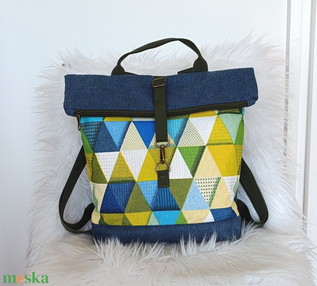Kék rolltop hátizsák elején háromszög mintával - táska & tok - hátizsák - roll top hátizsák - Meska.hu