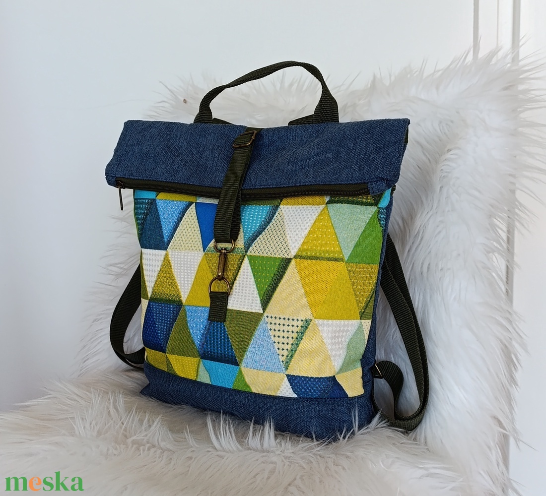 Kék rolltop hátizsák elején háromszög mintával - táska & tok - hátizsák - roll top hátizsák - Meska.hu