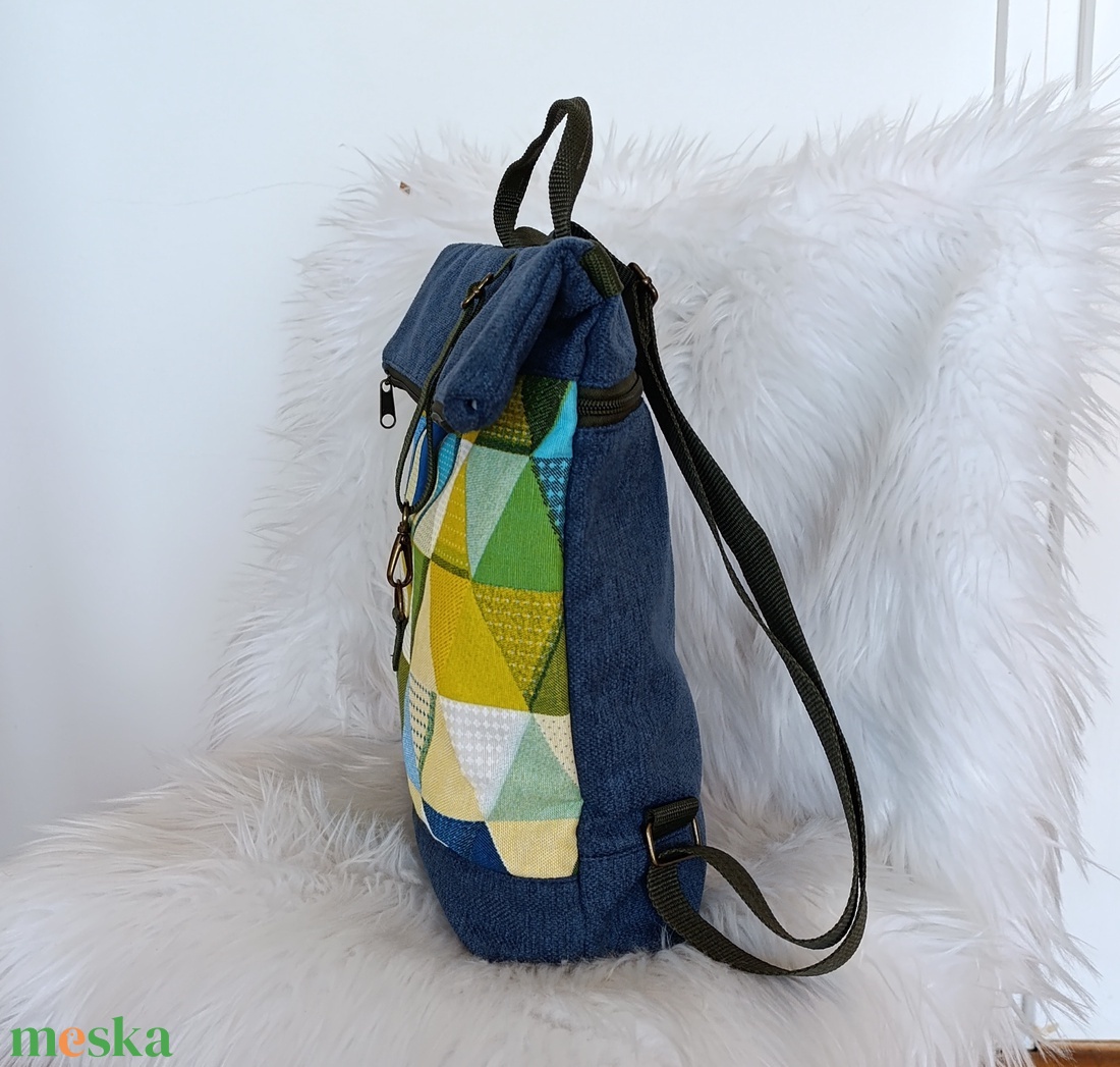 Kék rolltop hátizsák elején háromszög mintával - táska & tok - hátizsák - roll top hátizsák - Meska.hu