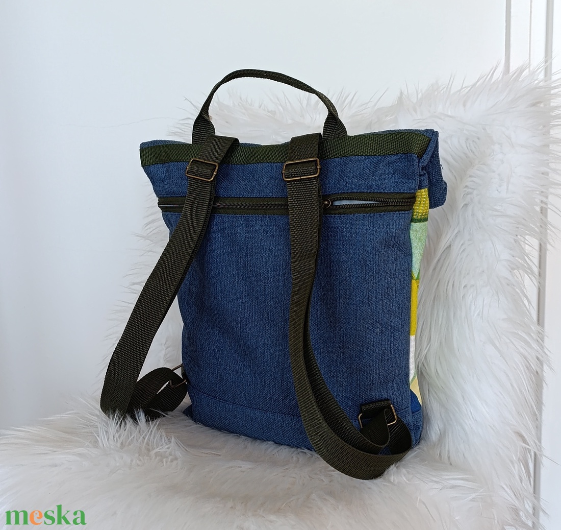 Kék rolltop hátizsák elején háromszög mintával - táska & tok - hátizsák - roll top hátizsák - Meska.hu