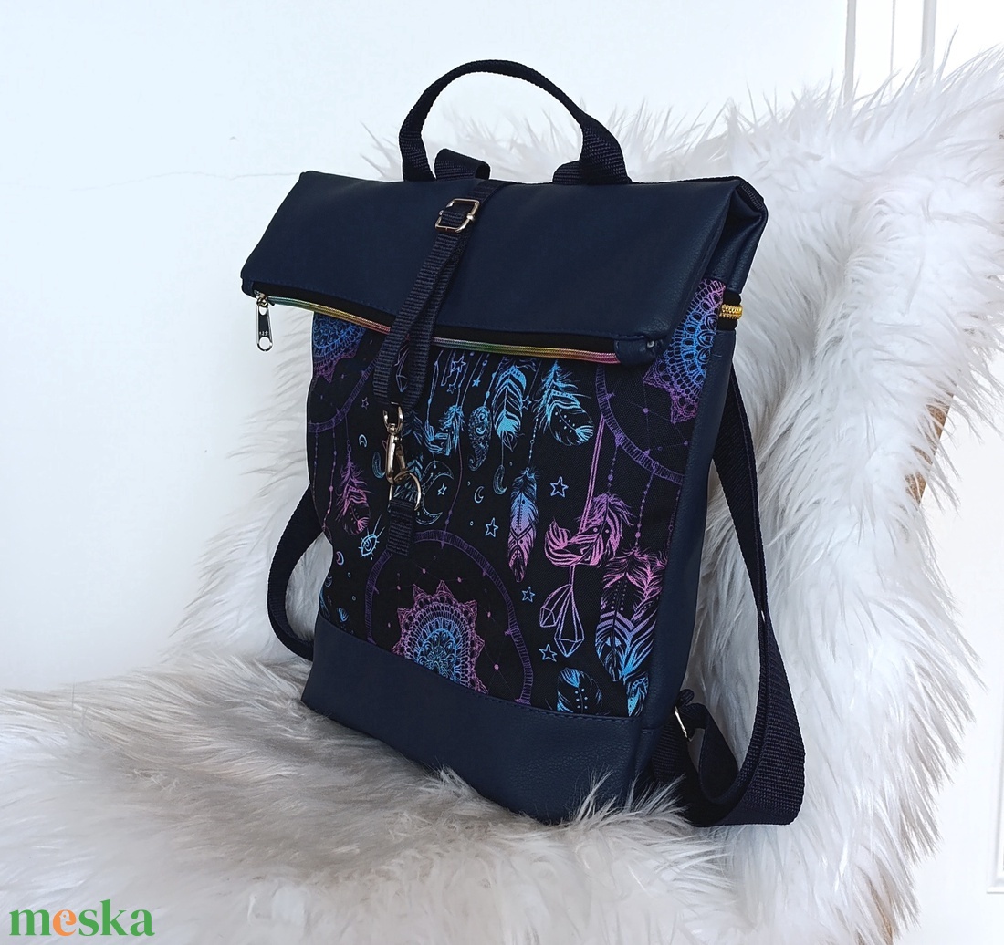 Kék műbőr rolltop hátizsák elején álomfogó témájú mintával - táska & tok - hátizsák - roll top hátizsák - Meska.hu