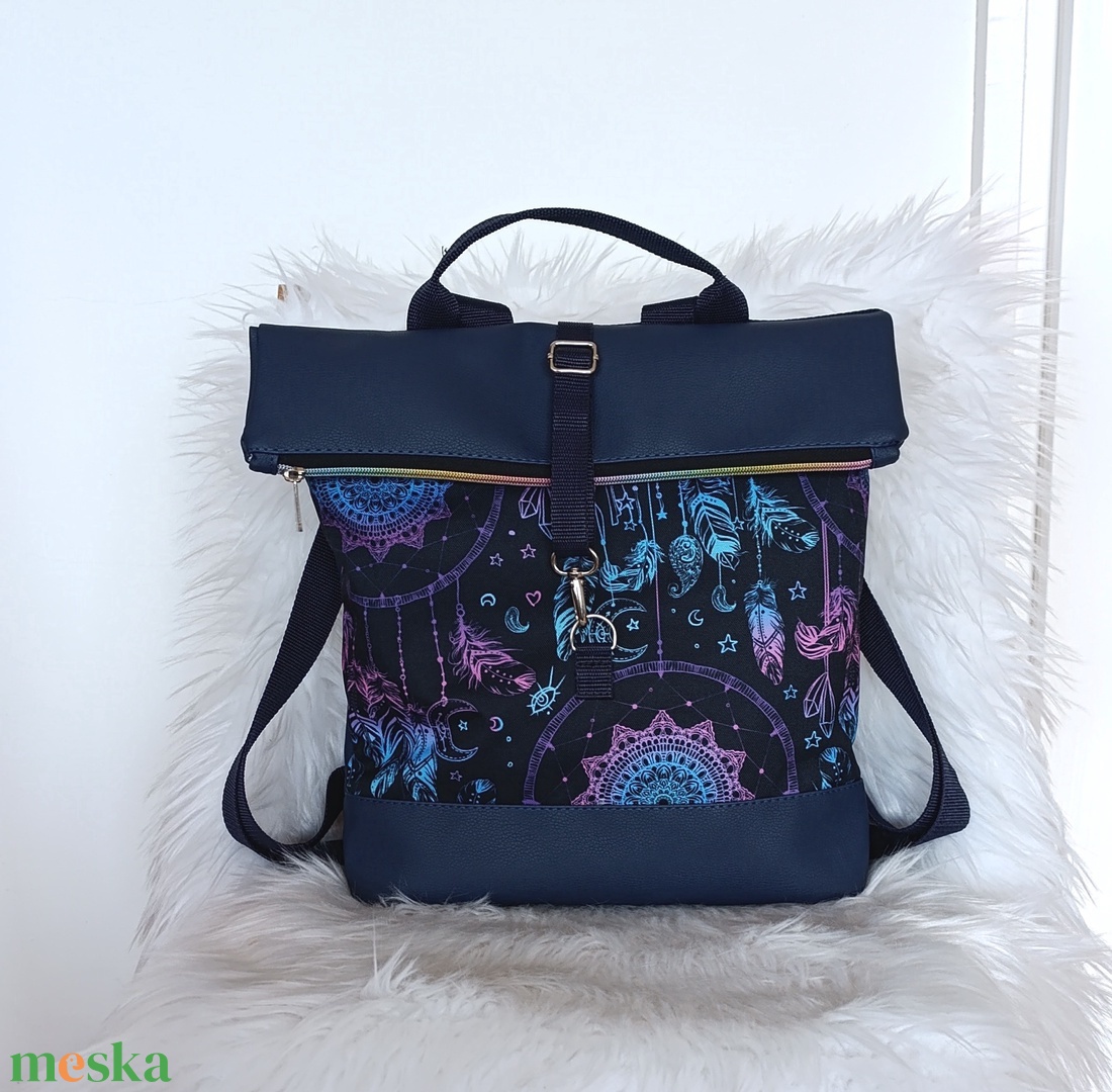 Kék műbőr rolltop hátizsák elején álomfogó témájú mintával - táska & tok - hátizsák - roll top hátizsák - Meska.hu