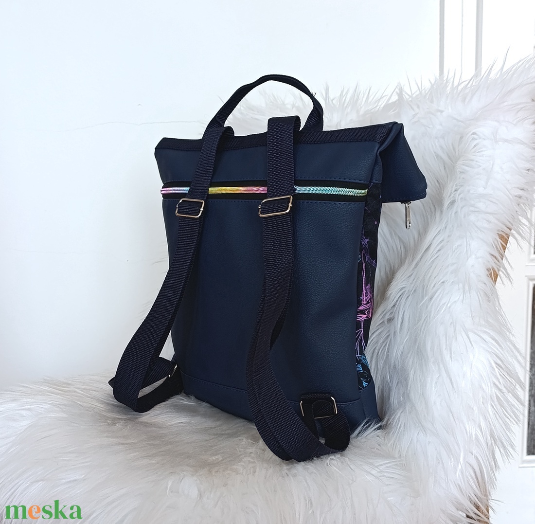 Kék műbőr rolltop hátizsák elején álomfogó témájú mintával - táska & tok - hátizsák - roll top hátizsák - Meska.hu