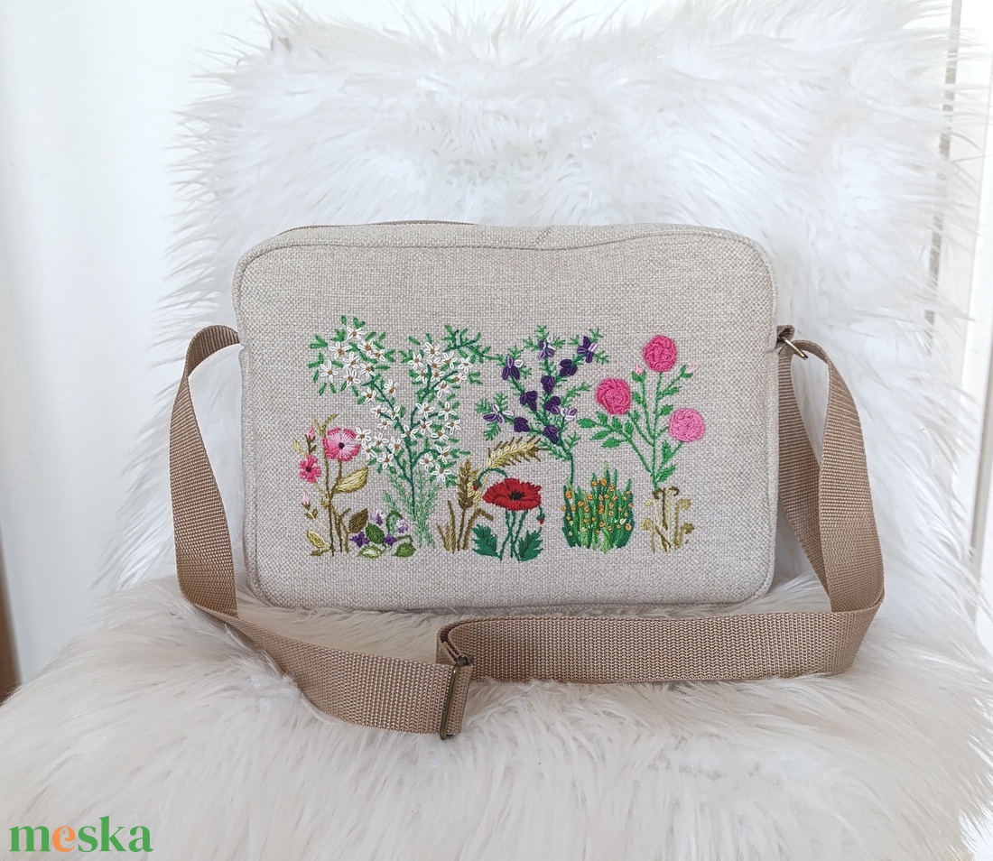 Kézzel hímzett válltáska - táska & tok - kézitáska & válltáska - vállon átvethető táska - Meska.hu