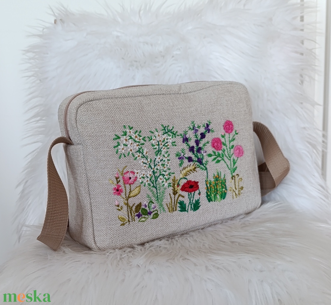 Kézzel hímzett válltáska - táska & tok - kézitáska & válltáska - vállon átvethető táska - Meska.hu