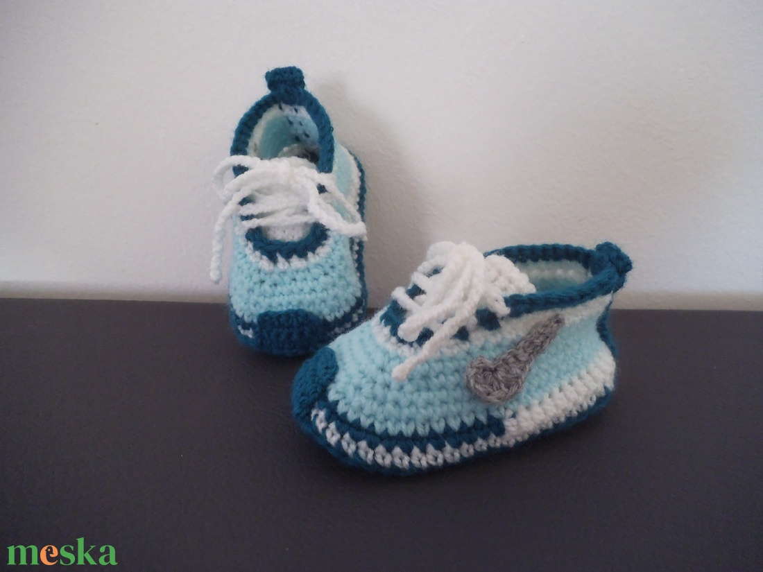 Nike stílusú horgolt baba cipő 3-6 hóig - ruha & divat - babaruha & gyerekruha - babacipő - Meska.hu