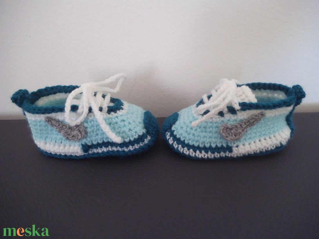 Nike stílusú horgolt baba cipő 3-6 hóig - ruha & divat - babaruha & gyerekruha - babacipő - Meska.hu