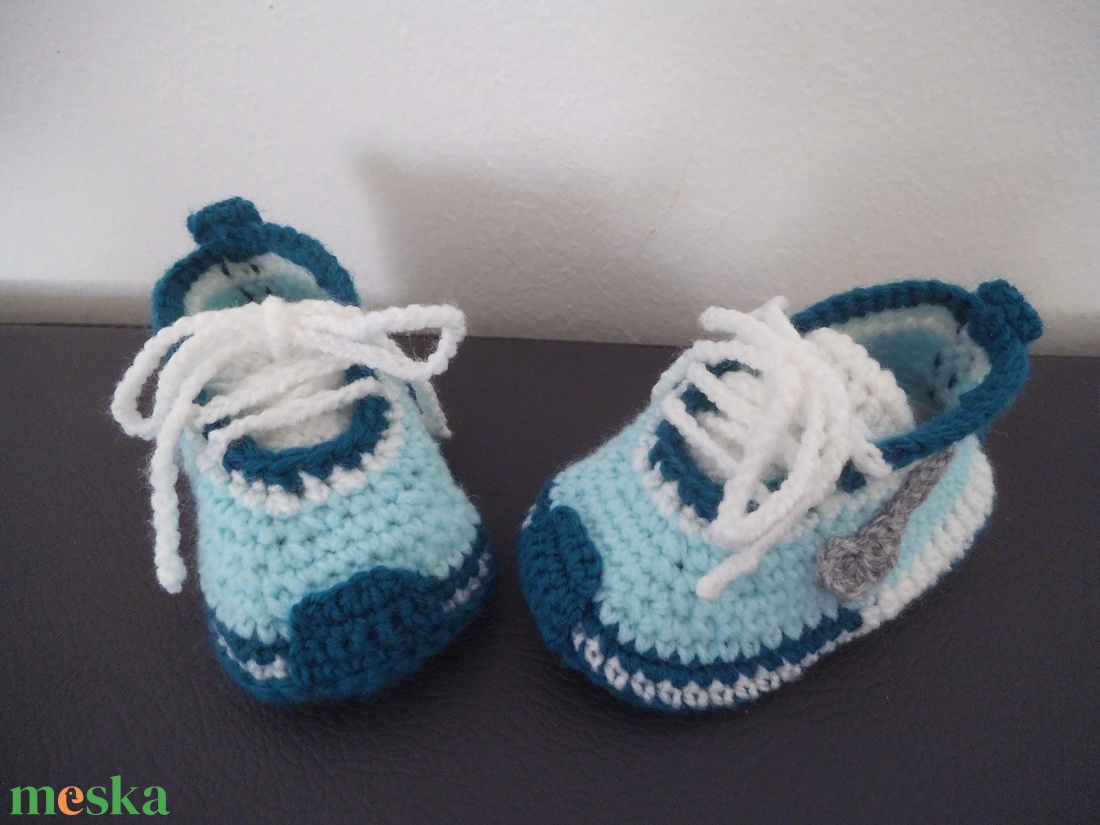 Nike stílusú horgolt baba cipő 3-6 hóig - ruha & divat - babaruha & gyerekruha - babacipő - Meska.hu