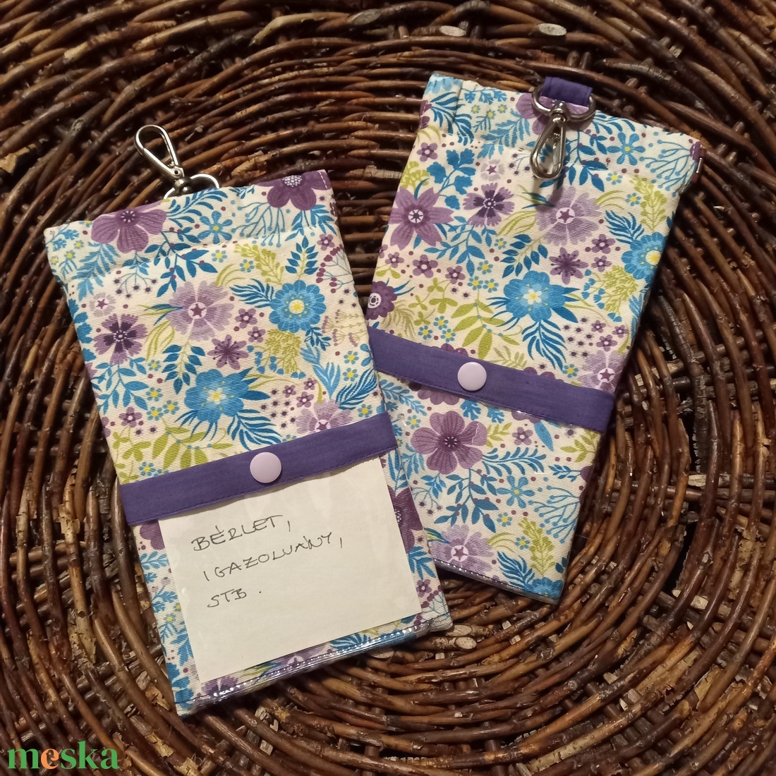 Karabínerrel felcsatolható mobiltok átlátszó, zárható zsebbel, kék-lila virágmintás, 12x20cm, pikk-pakk zárral - táska & tok - pénztárca & más tok - telefontok - Meska.hu