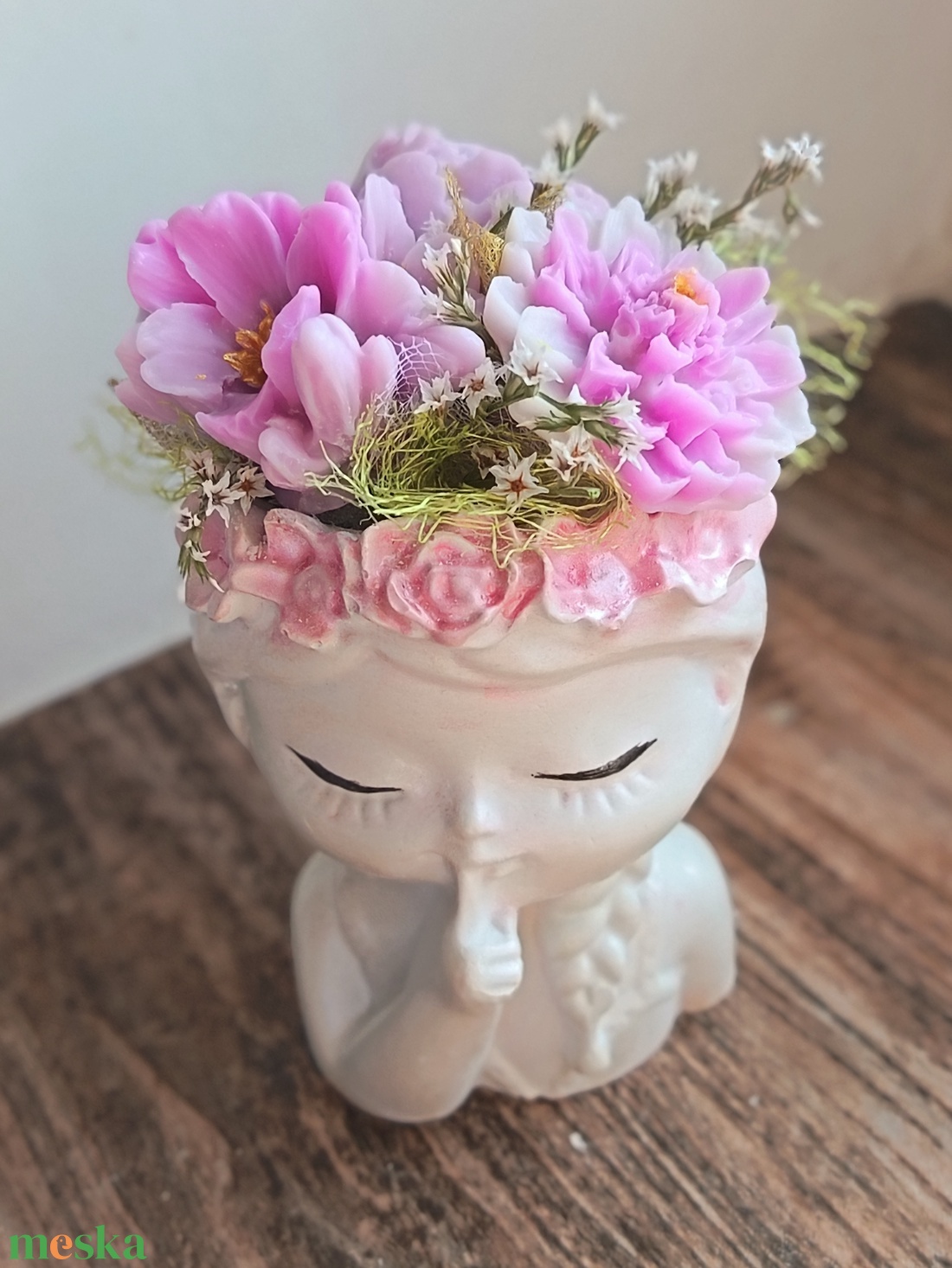 Viaszvirágok lányt ábrázoló kaspóban - otthon & életmód - dekoráció - asztal és polc dekoráció - asztaldísz - Meska.hu